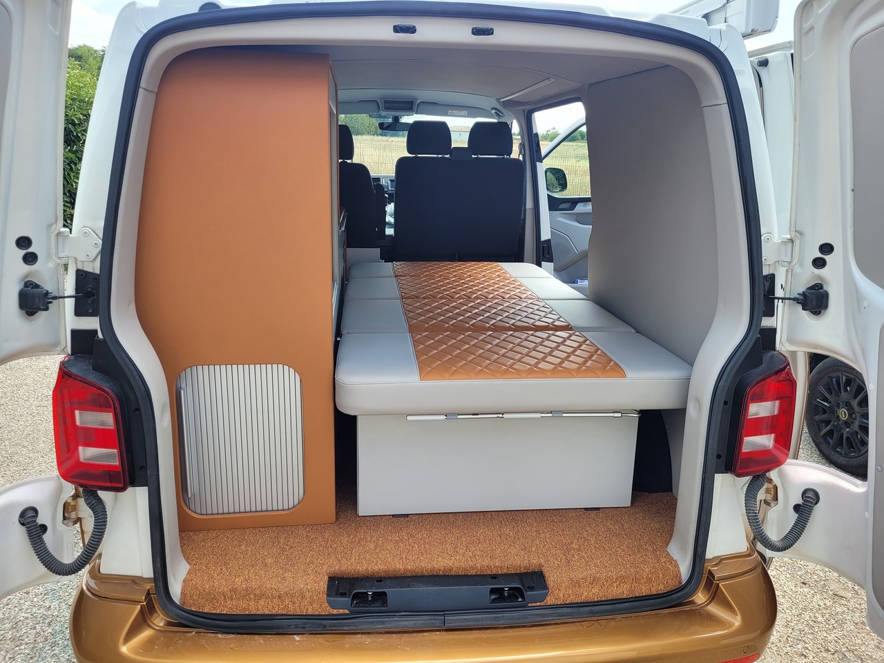 Fourgon amenage VOLKSWAGEN transporter van amenage avec amenagement entierement neuf neuf a vendre prix 39900 EUR ID 7315212