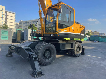 Pelle sur pneus HYUNDAI R210