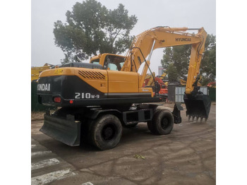 Pelle sur pneus HYUNDAI R210