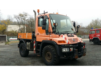 Véhicule de voirie/ Spécial UNIMOG U300