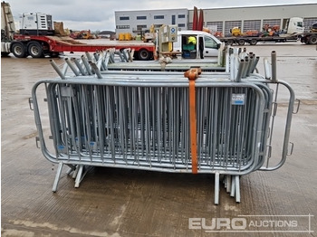 Matériel de chantier Bundle of Metal Pedestrian Safety Barriers (2 of): photos 4