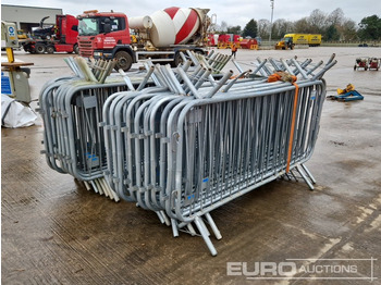 Matériel de chantier Bundle of Metal Pedestrian Safety Barriers (2 of): photos 3