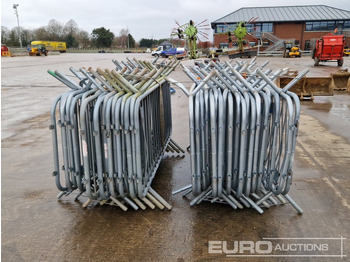 Matériel de chantier Bundle of Metal Pedestrian Safety Barriers (2 of): photos 2