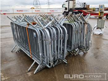 Matériel de chantier Bundle of Metal Pedestrian Safety Barriers (2 of): photos 5