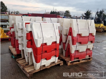 Matériel de chantier Pallet of Water Filled Barriers (5 of): photos 5