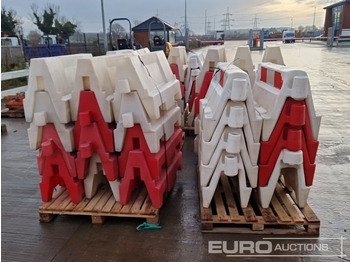 Matériel de chantier Pallet of Water Filled Barriers (5 of): photos 4