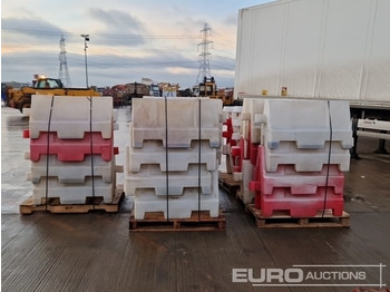 Matériel de chantier Pallet of Water Filled Barriers (5 of): photos 2