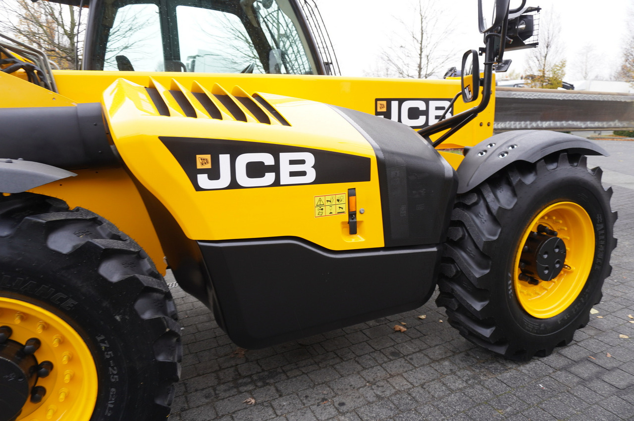 Chargeuse sur pneus JCB 560-80 / 6 ton lifting capacity / power 146 HP: photos 24