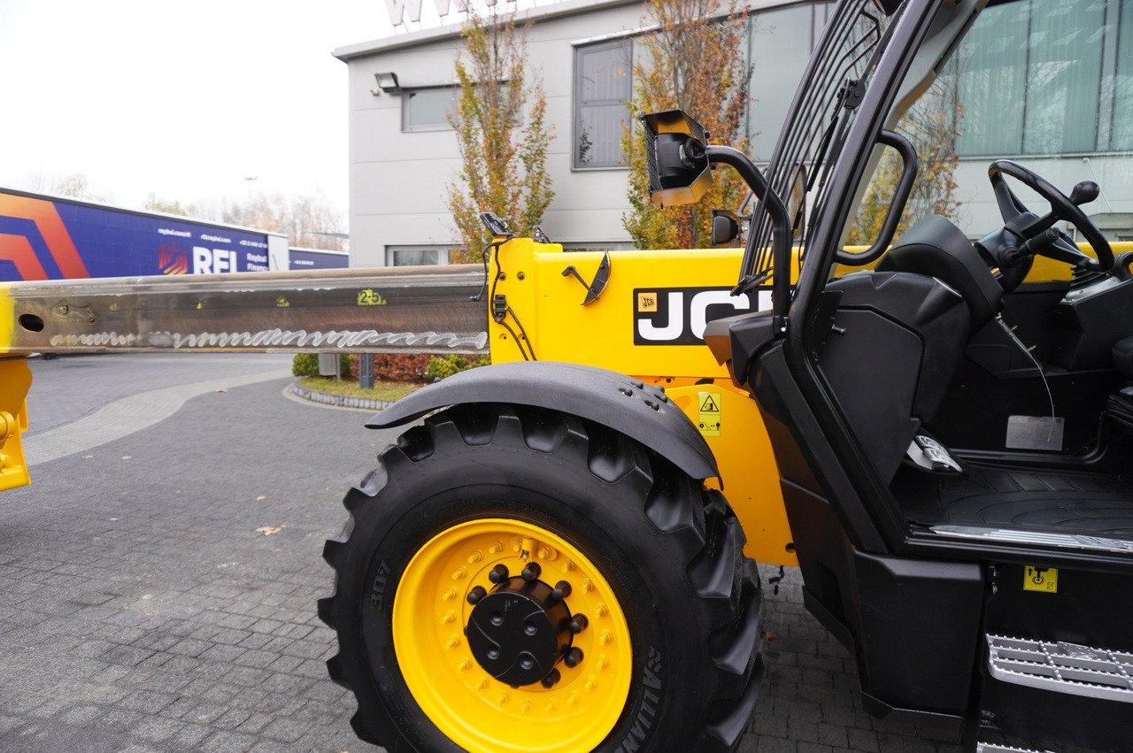 Chargeuse sur pneus JCB 560-80 / 6 ton lifting capacity / power 146 HP: photos 22