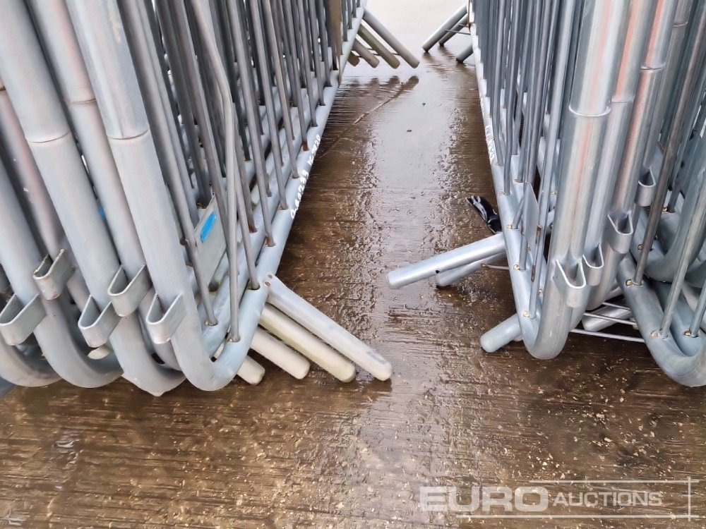 Matériel de chantier Bundle of Metal Pedestrian Safety Barriers (2 of): photos 12