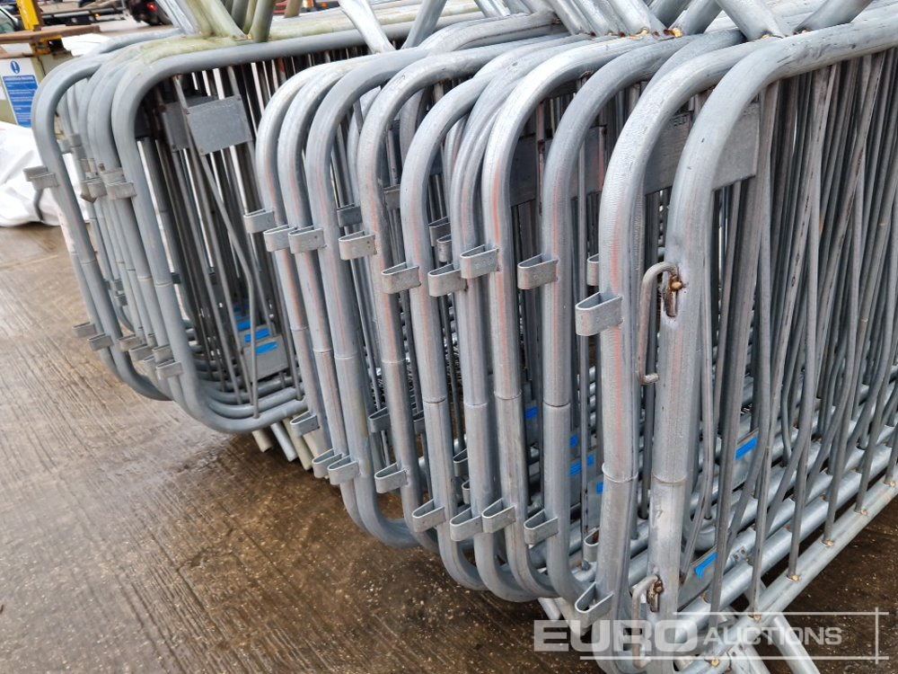 Matériel de chantier Bundle of Metal Pedestrian Safety Barriers (2 of): photos 14