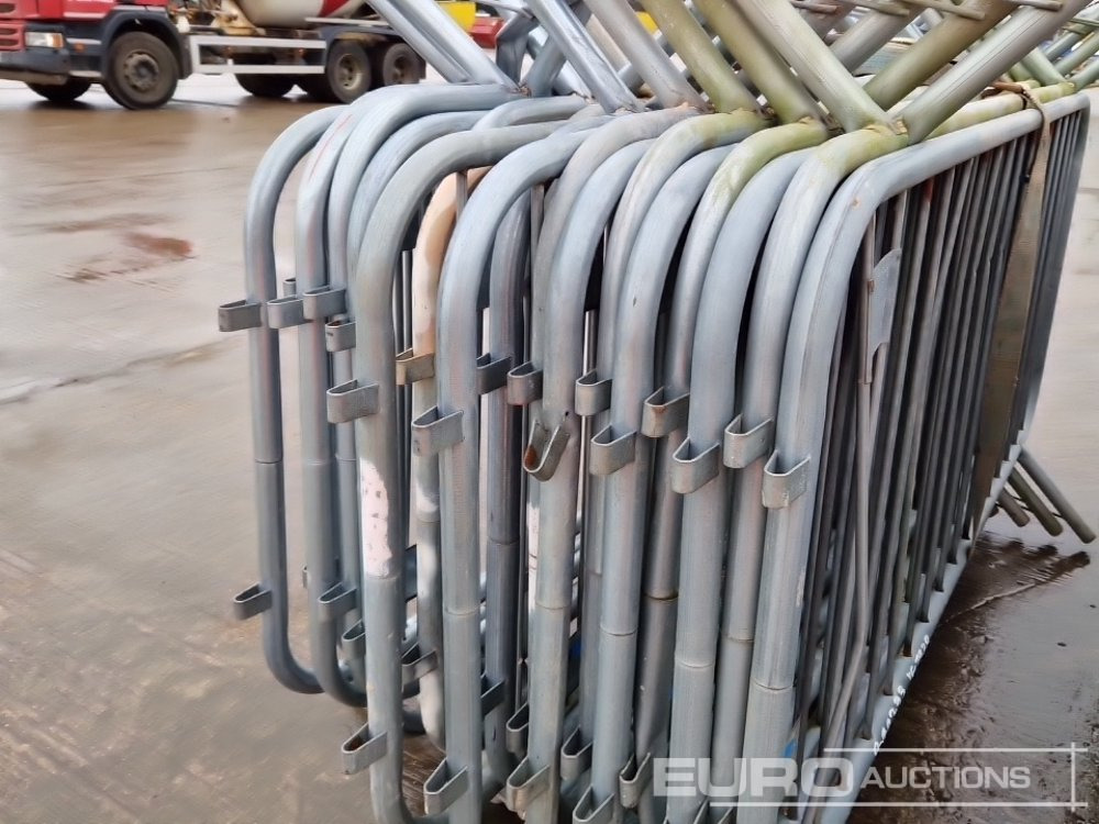 Matériel de chantier Bundle of Metal Pedestrian Safety Barriers (2 of): photos 15