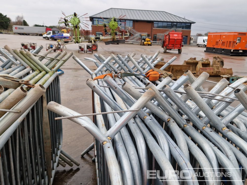 Matériel de chantier Bundle of Metal Pedestrian Safety Barriers (2 of): photos 11