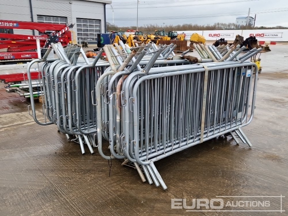 Matériel de chantier Bundle of Metal Pedestrian Safety Barriers (2 of): photos 7