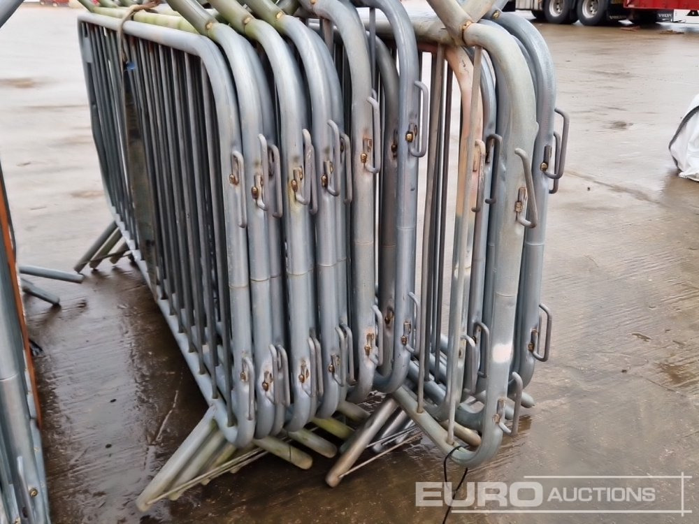 Matériel de chantier Bundle of Metal Pedestrian Safety Barriers (2 of): photos 17