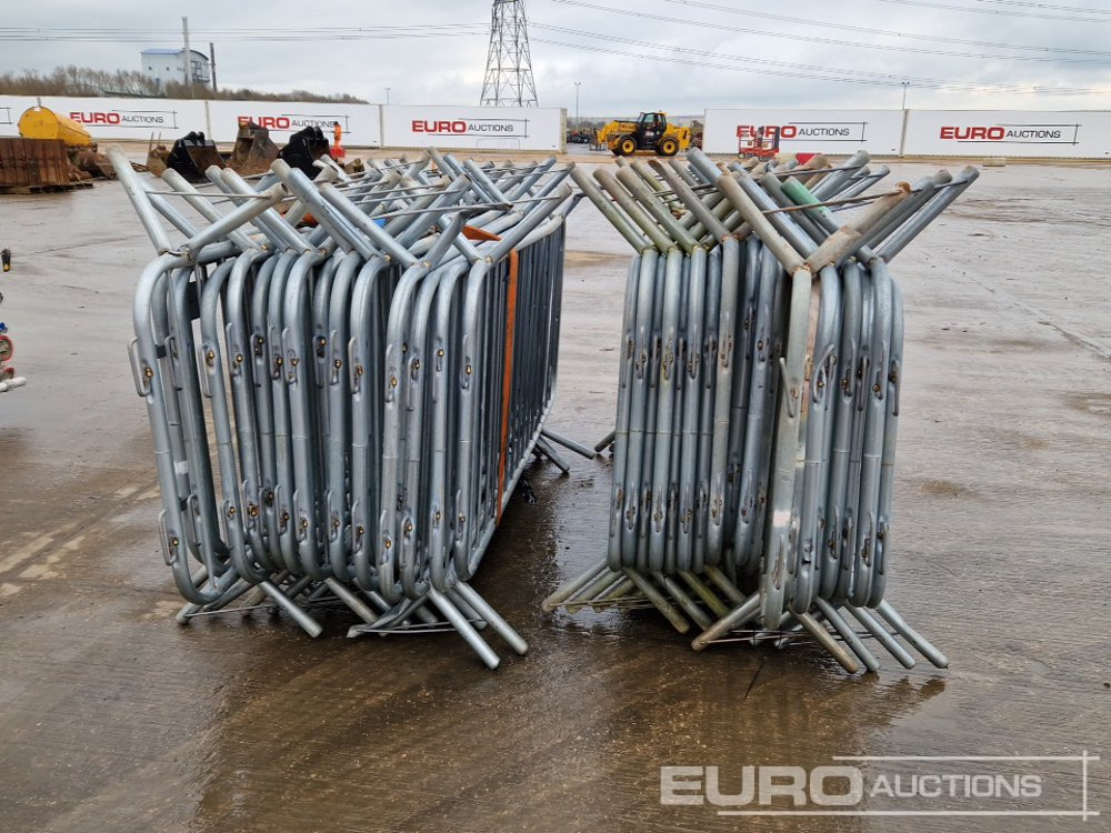 Matériel de chantier Bundle of Metal Pedestrian Safety Barriers (2 of): photos 6