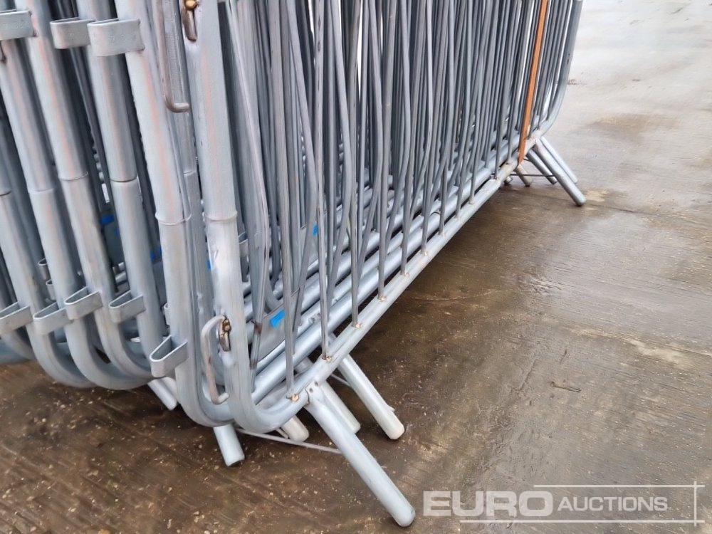 Matériel de chantier Bundle of Metal Pedestrian Safety Barriers (2 of): photos 13