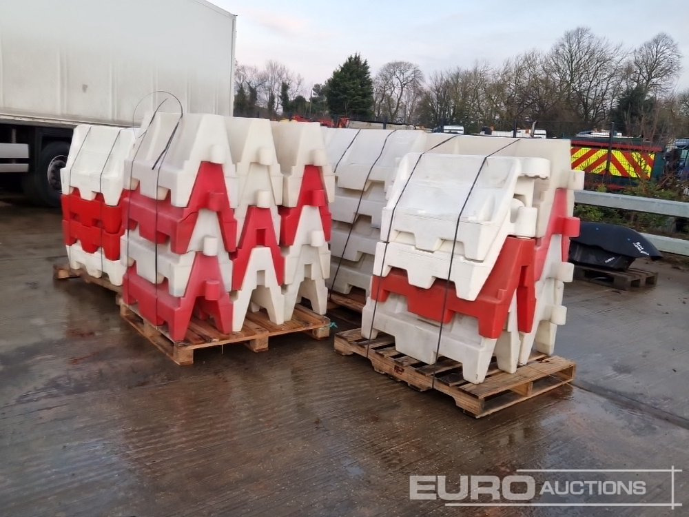 Matériel de chantier Pallet of Water Filled Barriers (5 of): photos 7