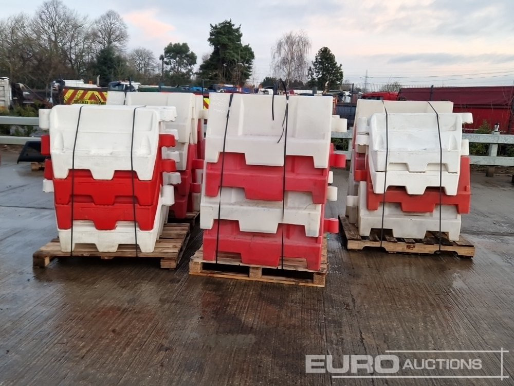 Matériel de chantier Pallet of Water Filled Barriers (5 of): photos 6